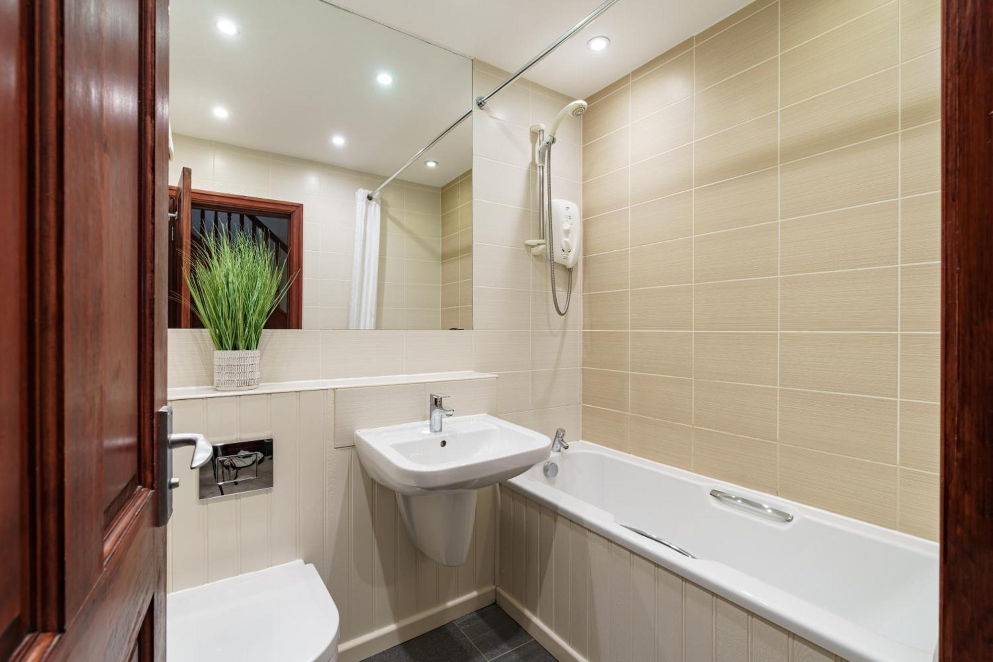 2 Bedroom Lake District Cottage At Windermere Marina Village Боунес-он-Уиндермер Экстерьер фото